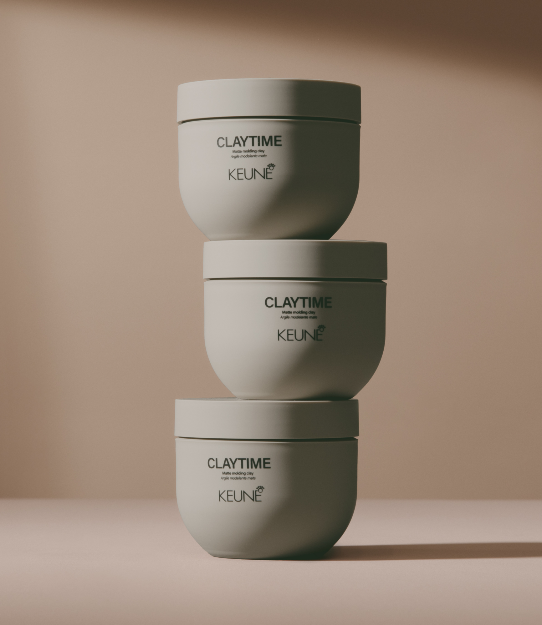 Keune Claytime Modelier-Clay: Absorbiert überschüssiges Fett, bietet flexiblen Halt und schafft frischen Look.